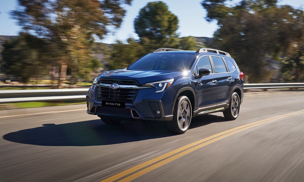 SUV de 3 filas Subaru All New Evoltis color azul siendo conducido por carretera.